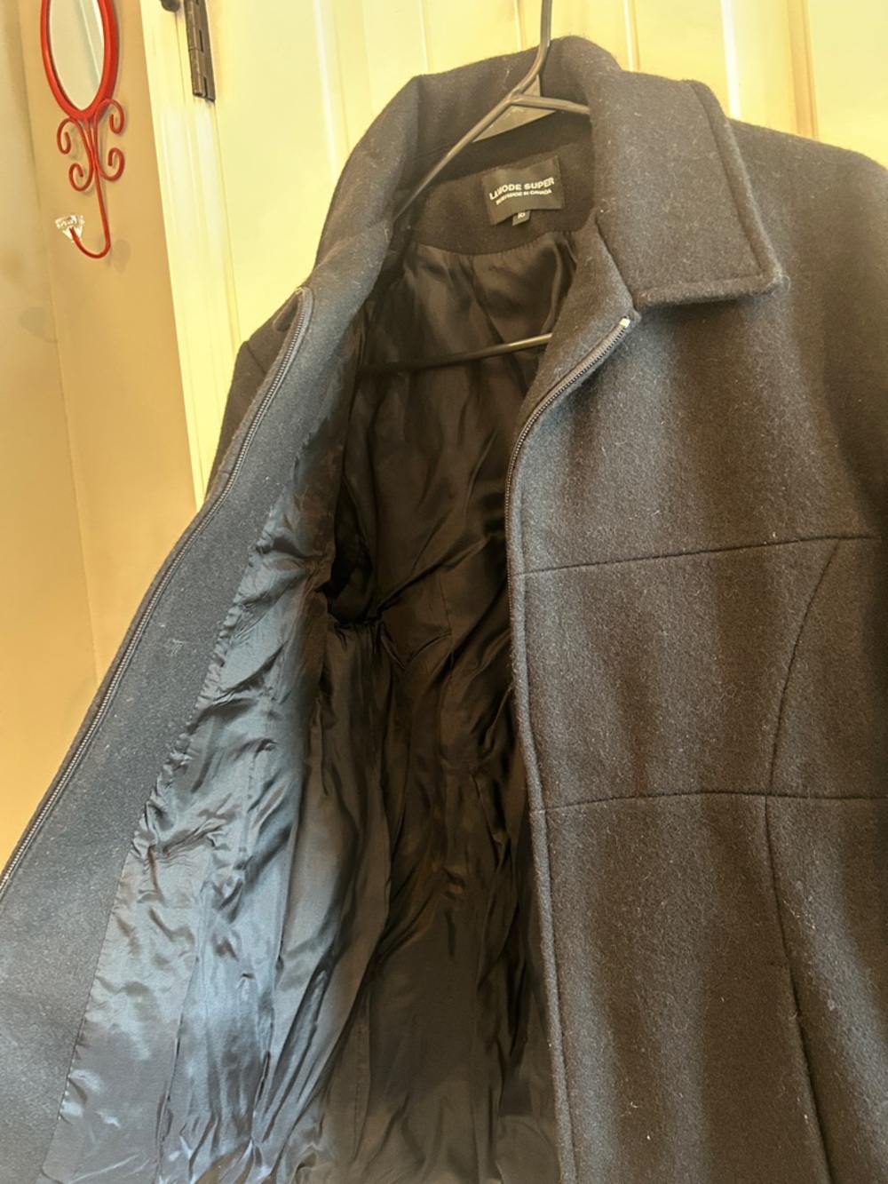 Women’s Black Wool Coat
75% Laine Wool
Lined wool coat jacket
Made in Canada - Picture 4 of 8